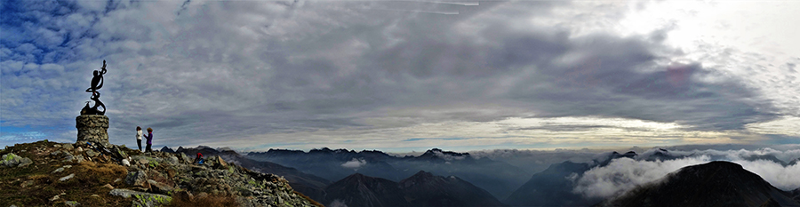 Panorama da Cima Cadelle verso la Val Brembana e le Orobie